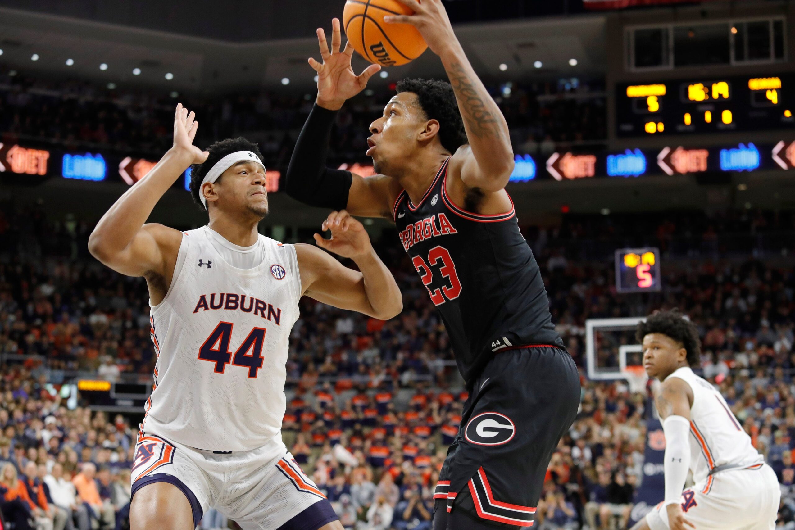 A picture of two men playing basketball.